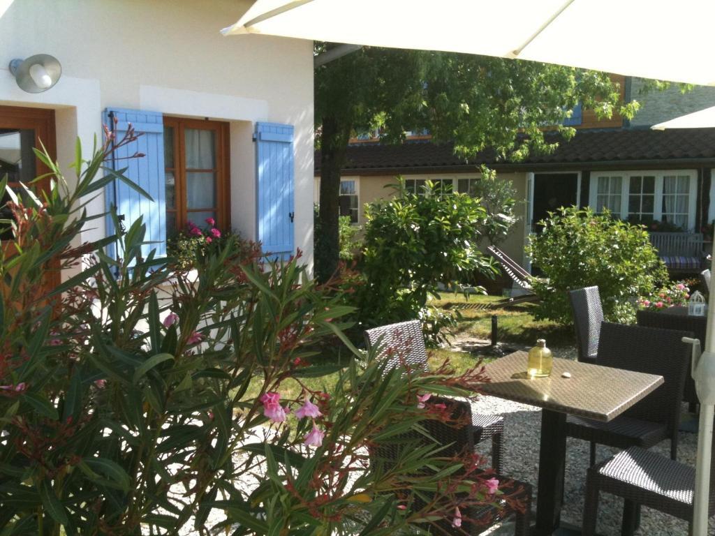 Logis Hotel La Grange Du Relais كولومبيه-ليه-دو-إغليز المظهر الخارجي الصورة